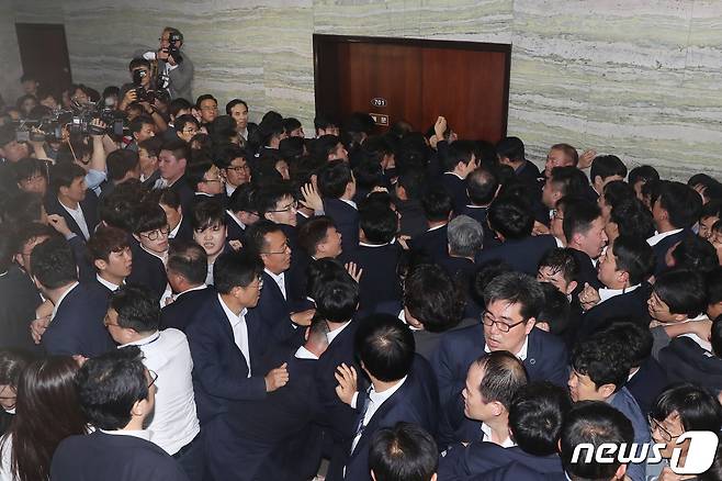 자유한국당 의원들이 25일 오후 서울 여의도 국회 의안과 앞에서 방호과 직원들과 몸싸움을 벌이고 있다. 2019.4.25/뉴스1 © News1 임세영 기자