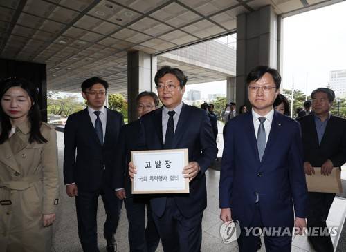민주당 '지금 고발장 접수하러 갑니다' (서울=연합뉴스) 이지은 기자 = 더불어민주당 송기헌 의원, 이춘석 의원, 강병원 원내대변인 등이 26일 오후 서울 서초구 서울중앙지방검찰청에 자유한국당 나경원 원내대표를 비롯한 의원들을 '국회선진화법 위반' 혐의로 고발하기 위해 민원실로 향하고 있다. 2019.4.26 jieunlee@yna.co.kr