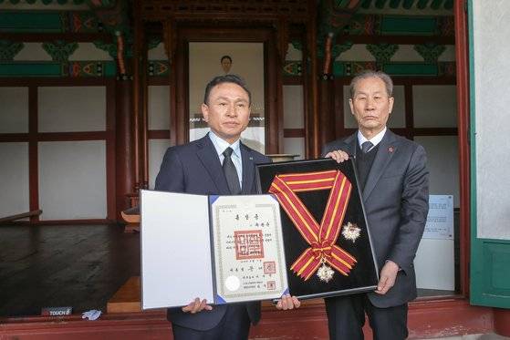 지난 1일 천안 유관순 열사 사적지에서 열린 3.1운동 100주년 기념 아우내 독립만세운동 순국자 추모제에서 유 열사의 조카 유장부 씨(오른쪽)가 유 열사에게 추서된 건국훈장 대한민국장(1등급)을 구본영 천안시장에게 기증하고 있다. [연합뉴스]