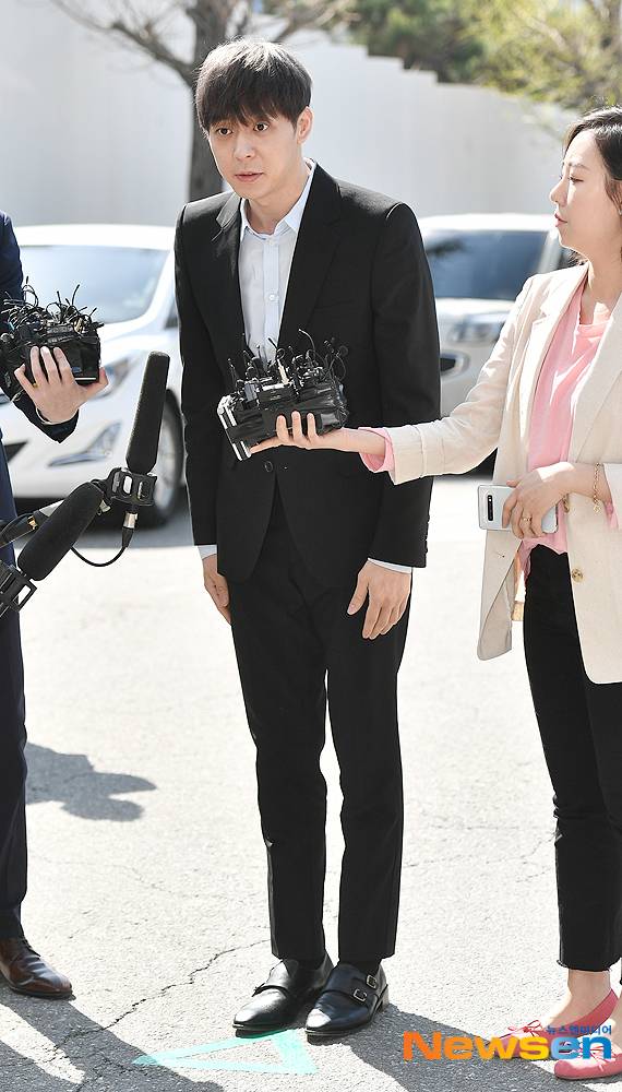 포토라인에 선 박유천