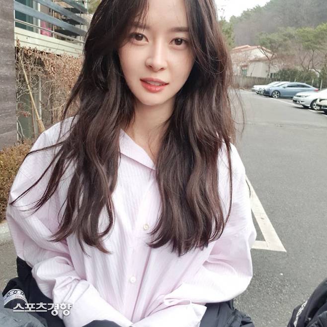 데뷔 7년 만에 헬로비너스를 벗어나는 배우 겸 가수 권나라. 사진 나라 인스타그램