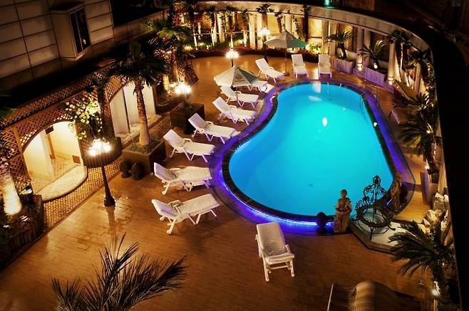 임피리얼팰리스 서울 야외 수영장 [사진=임피리얼팰리스 서울]