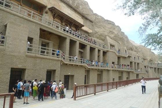 둔황 막고굴 전경. 불교미술의 보고라 할 만하다. [사진 창비]