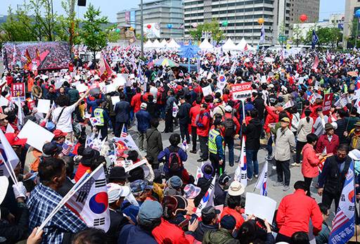 지난 27일 오후 서울 세종문화회관 앞에서 문재인 정권을 규탄하는 자유한국당 주최 집회가 열리고 있다.