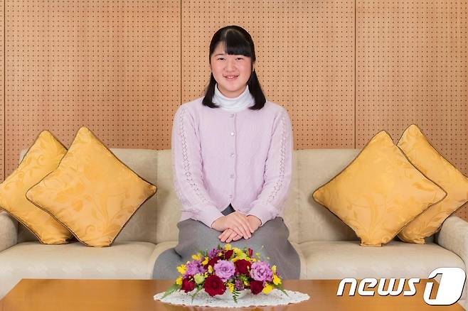 5월1일 즉위하는 새 일왕 나루히토(德仁·59)의 외동딸 아이코(愛子·17) 공주. 일본에서는 아키시노미야 후미히토(秋篠宮 文仁·53) 일가 대신 아이코 공주가 왕위를 승계하길 바라는 여론이 높다. © AFP=뉴스1