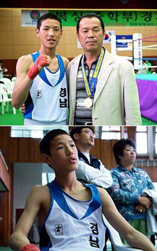 중학교 3학년 당시 177cm, 52kg으로 플라이급에 출전했던 김형규가 소년체전 금메달을 따낸 뒤 최우수선수상 받고 아버지와 기념촬영한 모습. 제공 | 김형규