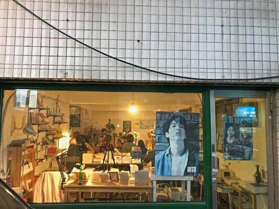서울 이화여대 인근의 독립서점 ‘퇴근길 책한잔’에서는 책방 주인과 방문객이 소통할 수 있는 독서 모임 등 행사가 열린다. [사진 퇴근길 책한잔]