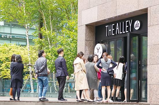 외식 시장에서 ‘대만 음식’ 열풍이 뜨겁다. 사진은 현대백화점 무역센터점 내 대만 밀크티 브랜드 ‘더앨리’ 매장 앞에 소비자들이 줄지어 서 있는 모습. <사진 : 최영재 기자>