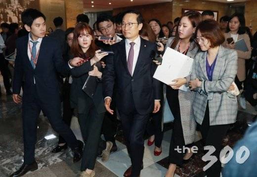 홍영표 더불어민주당 원내대표가 29일 오전 서울 여의도 국회에서 열린 의원총회에 참석하며 취재진의 질문을 받고 있다./사진=이동훈 기자