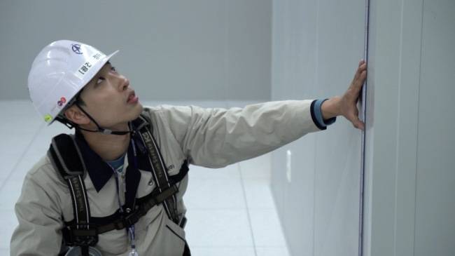 정태식 씨는 지난해 SK하이닉스의 ‘청년희망나눔’ 프로그램을 이수한 뒤 협력사인 광건티앤씨에 올해 1월 입사했다. 현재 SK하이닉스 경기도 이천 공장에서 클린룸 시공을 점검하는 일을 하고 있다. [사진=신보경 PD]