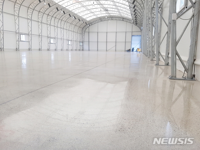 【대전=뉴시스】대전에 본사를 두고 있는 콘크리트폴리싱 바닥공사 전문기업 에코물산㈜이 시공한 LG전자 물류창고.
