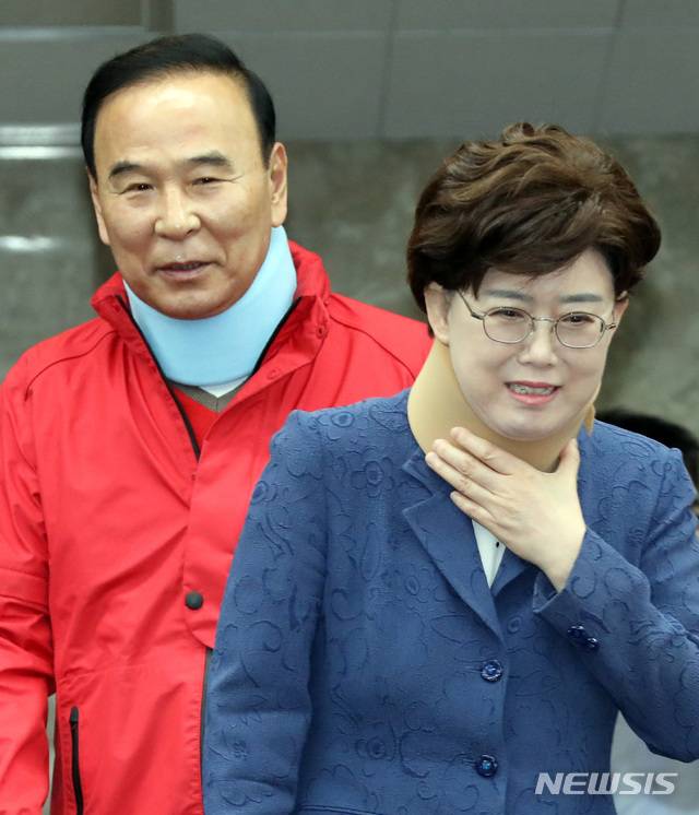 【서울=뉴시스】 박영태 기자 = 29일 오전 서울 영등포구 여의도 국회에서 열린 자유한국당 비상의원총회에 패스트트랙 법안 저지 투쟁에 참여했던 박덕흠, 최연혜 의원이 목에 깁스를 하고 나란히 입장하고 있다. 2019.04.29. since1999@newsis.com