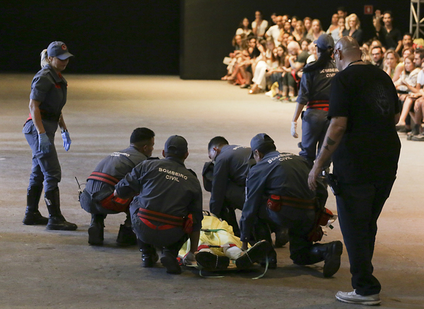 구급대원들이 런웨이에서 넘어진 소레스를 들것에 싣고 있다/사진=AP 연합뉴스