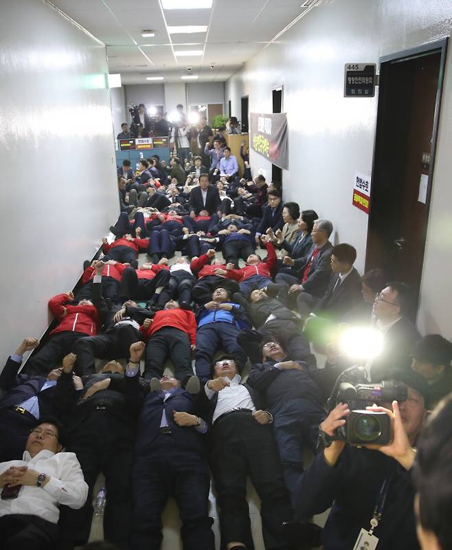 29일 국회 행정안전위원회 회의실 앞에서 자유한국당 의원과 당직자들이 패스트트랙 지정을 위한 정개특위 개의를 저지하기 위해 바닥에 누워 있다.(사진=연합뉴스)
