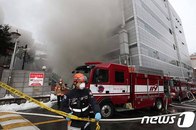 24일 오전 서울 서대문구 충정로3가에 위치한 KT 아현지사에서 화재가 발생, 현장에 출동한 소방관들이 진화 작업을 하고 있다. 2018.11.24/뉴스1 © News1 신웅수 기자
