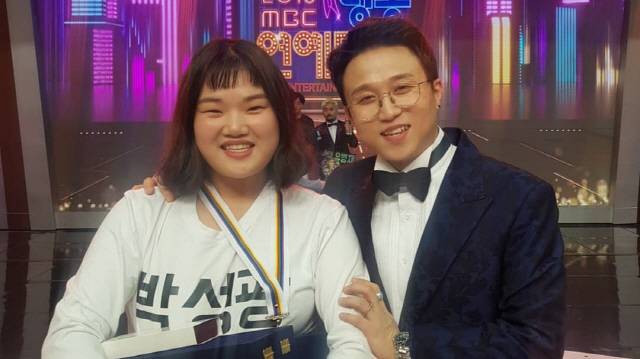 연예대상 남자 우수상과 인기상의 영광을 안은 박성광과 송이 매니저. 사진=박성광 SNS