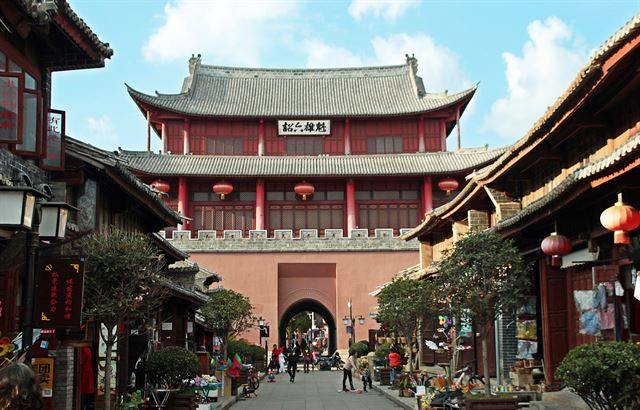 웨이산고성의 공진루.