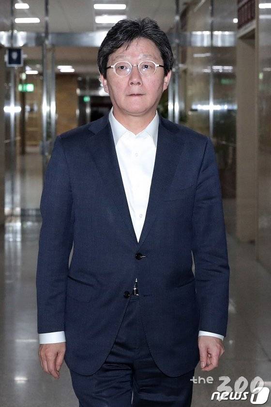 (서울=뉴스1) 이재명 기자 = 유승민 바른미래당 의원이 29일 오후 서울 여의도 국회 국회운영위원회 소회의실에서바른미래당  패스트트랙 반대측 비공개 회동을 하기 위해 들어서고 있다. 2019.4.29/뉴스1  <저작권자 © 뉴스1코리아, 무단전재 및 재배포 금지>