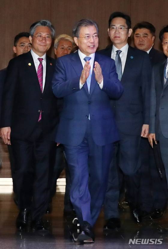【화성=뉴시스】전신 기자 = 문재인 대통령이 30일 경기도 화성 삼성전자 DSR에서 열린 시스템반도체 비전 선포식에서 이재용 삼성전자 부회장과 함께 참석하고  있다. 2019.04.30.   photo1006@newsis.com