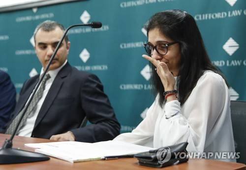 보잉에 소송 제기한 추락사고 유족이 기자회견 도중 울먹이고 있다. [AFP=연합뉴스]