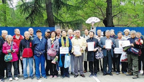 자유독립 주창 기념비 앞에서 항의시위를 벌이는 칭화대 동문들 명보 캡처