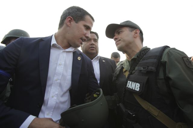 후안 과이도(왼쪽) 베네수엘라 국회의장이 30일 카라카스의 한 공군기지 근처에서 군 장교와 이야기를 나누고 있다. 카라카스=AP 연합뉴스