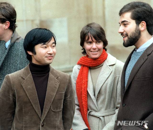 【옥스퍼드=교도·AP/뉴시스】나루히토 새 일왕이 영국 옥스퍼드 머튼대학에서 수학할 당시인 1983년 12월 친구들과 대화하고 있다. 2019.05.01.