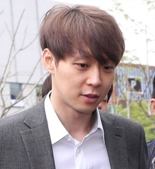 약류 관리에 관한 법률 위반 혐의로 사전구속영장이 청구된 배우 겸 가수 박유천(33)이 지난달 26일 오후 경기도 수원시 영통구 수원지방법원에서 열린 영장실질심사에 출석하고 있다. 수원=연합뉴스