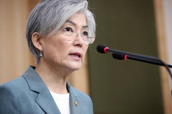 강경화 외교부 장관이 2일 오전 서울 종로구 도렴동 외교부에서 내신기자단 대상 브리핑을 하고 있다./연합뉴스