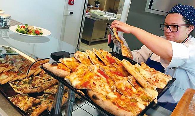 나폴리 스타일의 피자도 구내식당 단골 메뉴다.