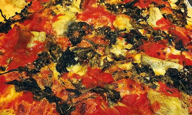 무청을 얹은 시칠리아 ‘포카치아 스핀초네’, 한국의 맛이 느껴진다.