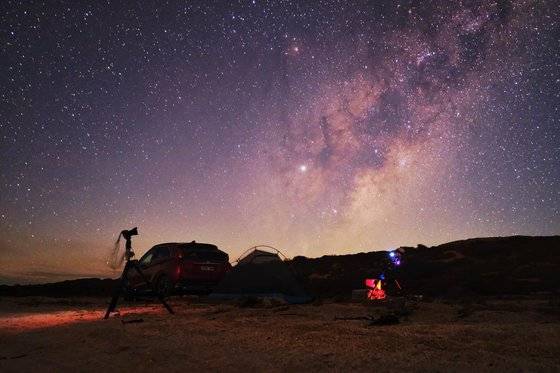 .프리랜서 프로그래머 박수영씨가 지난달 5일 보름 일정으로 서호주 일대 천체관측 원정 출사를 다녀왔다. 밤하늘에 은하수가 드리워져 있다. 박 씨는 올해로 천문관측 10년차 아마추어 천문인이다.[사진 호빔천문대]