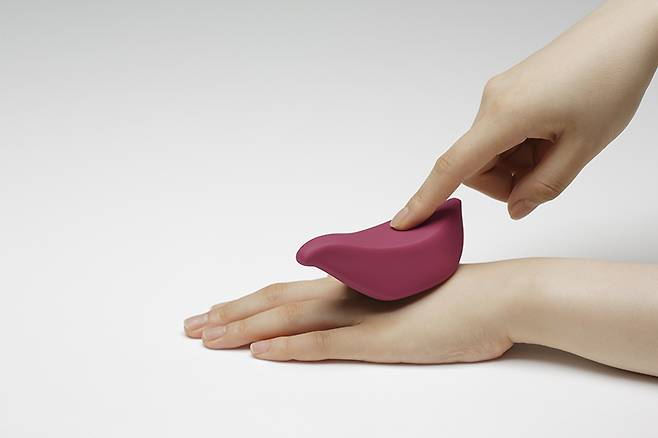 안녕, 네가 행복의 나라로 나를 인도해줄 파랑새.. 아니 빨강새니? /사진제공=텐가코리아