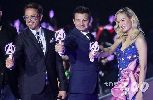 &nbsp;할리우드 배우 로버트 다우니 주니어, 제레미 레너, 브리 라슨이 15일 오후 서울 중구 장충체육관에서 진행된 영화 '어벤져스: 엔드게임' 아시아 팬이벤트에 참석해 포즈를 취하고 있다/사진=김휘선 기자