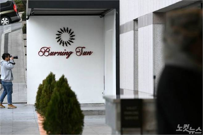 31일 오후 서울 강남구 클럽 버닝썬의 모습. 빅뱅 멤버 승리가 운영하는 것으로 알려진 클럽 ‘버닝썬’의 폭행 사건과 관련해 폭행 외에도 마약과 성범죄, 경찰 유착 등 의혹이 나와 논란이 계속되고 있다. 이한형기자