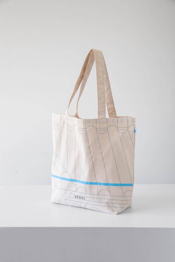 블루보틀 성수점에서 파는 토트백. 블루보틀 제공