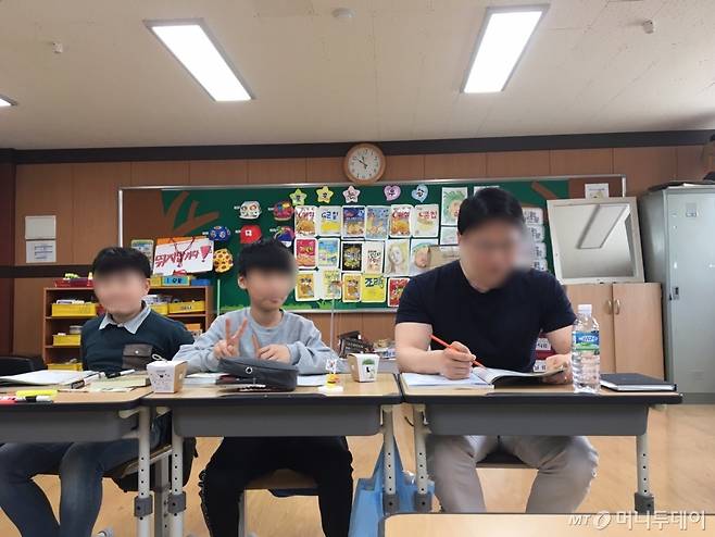 모범생 컨셉으로, 기사 사진을 자연스레 찍으려 했더니, 옆자리 녀석이 브이를 했다. 그러면 티나잖아, 잘했어./사진=B 초등학교 미남 선생님