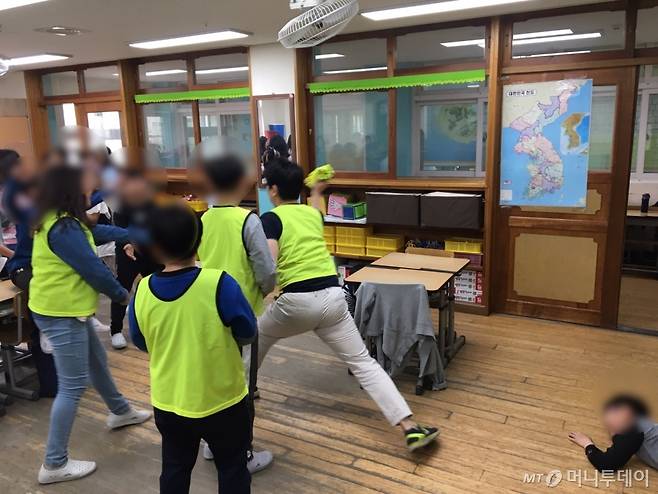 유니폼을 말아서 던져 맞추는 놀이. 3모둠에 껴서 활약 중인 어른이. 다들 날 스카웃 하려고 난리였다. 뿌듯. 오른편에 앉아 있는 아이는 다크 템플러처럼 숨어 있다./사진=A 초교 선생님