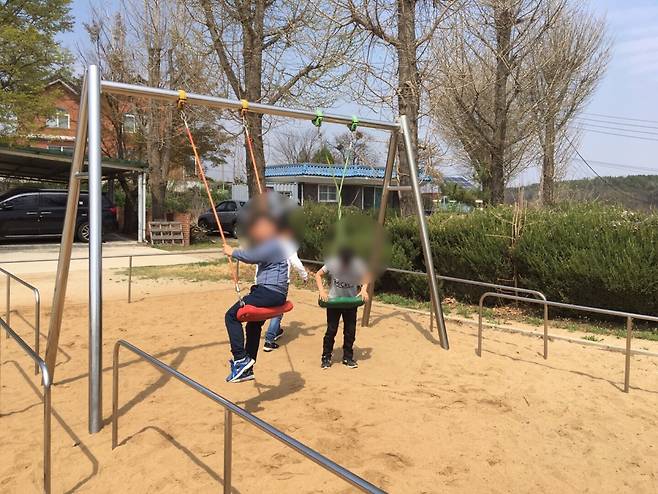 방과 후 신나게 뛰어 노는 아이들./사진=남형도 기자