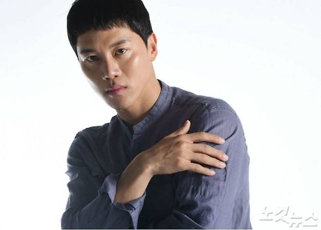 최근 종영한 SBS 드라마 '열혈사제' 에서 장룡(롱드) 역으로 열연을 펼친 배우 음문석이 3일 오후 서울 양천구 CBS노컷뉴스 사옥에서 인터뷰 전 포즈를 취하고 있다. (사진=황진환 기자)