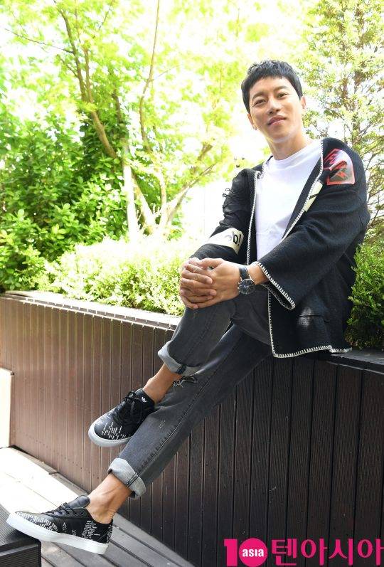 배우 음문석 “중학생 때 혼자 상경한 이후 방송 댄스부터 동대문시장·구둣가게·편의점·호프집 알바 등 이것저것 하면서 버텼다”면서도 “사람 만나는 걸 좋아해서 옷가게 알바를 할 때는 공짜로 돈 버는 느낌이었다”며 웃었다. /조준원 기자 wizard333@