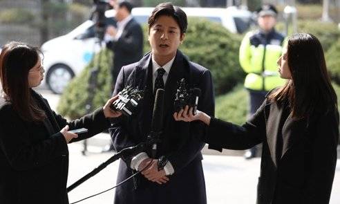 이른바 '버닝썬 사태'의 발단이 된 김상교씨가 지난 3월 19일 오전 명예훼손 사건의 피고소인 신분으로 서울 종로구 서울지방경찰청에 출석하며 취재진의 질문에 답하고 있다. [연합뉴스]