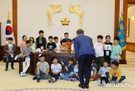 【서울=뉴시스】박진희 기자 = 문재인 대통령이 5일 청와대 본관 집무실에서 제97회 어린이날 청와대 초청행사에 참석한 어린이들과 기념촬영에 앞서 집무실을 소개하고 있다. 2019.05.05. pak7130@newsis.com