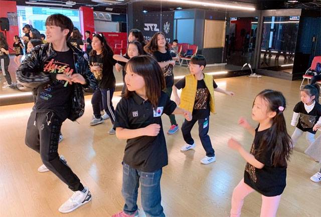 댄스 수업을 받고 있는 ‘키즈돌’ 꿈나무들. 키즈돌 멤버 선발 과정은 오디션 연습생 데뷔생 단계를 거치는 아이돌의 축소판이다. STC에이전시 제공