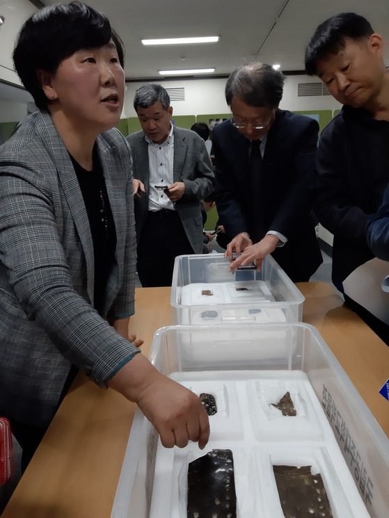 지난달 20일 목간학회 학술대회 발표에 앞서 공주대박물관에서 열린 공산성 출토 갑옷조각 공개회의 모습이다. 이현숙 박물관 학예연구실장이 보관함에 담긴 칠피갑옷조각에 대해 설명하고 있다.