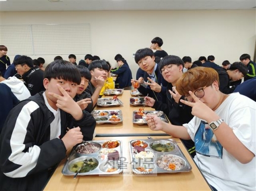 지난 2일 서울 성북구 길음중학교 급식실에서 학생들이 급식을 먹고 있다.김소라 기자 sora@seoul.co.kr