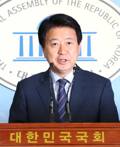 더불어민주당 노웅래 의원이 지난달 30일 국회 정론관에서 원내대표 경선 출마 기자회견을 하고 있다. (사진=연합누스)