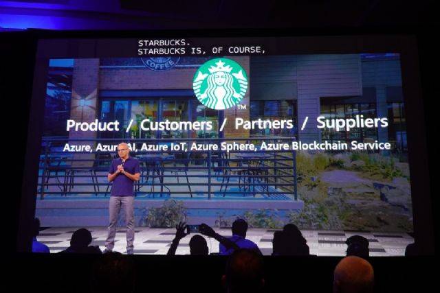 사티아 나델라 마이크로소프트 CEO가 빌드2019 기조연설 중 스타벅스의 애저 클라우드, AI, IoT, 블록체인 기술 활용 사례를 소개하고 있는 모습. [사진=마이크로소프트]