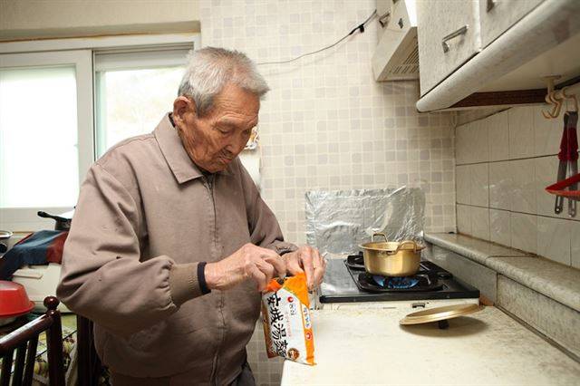 48년간 라면만 드신 박병구 할아버지가 농심의 ‘안성탕면’을 끓이는 모습. 농심 제공