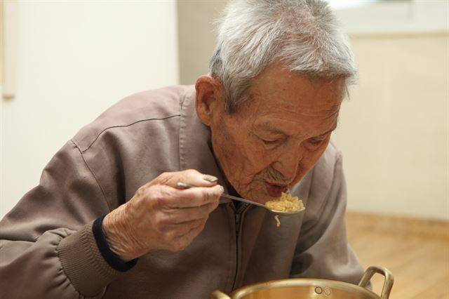박병구 할아버지는 지난 30여년간 매일 삼시세끼로 ‘안성탕면’을 드셨다. 농심 제공